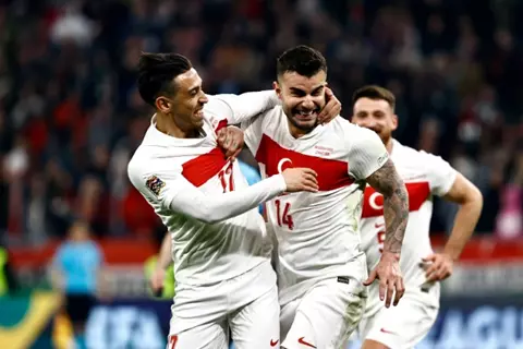 بصمة جولر حاضرة.. منتخب تركيا يتأهل للقسم الأول بدوري الأمم الأوروبية